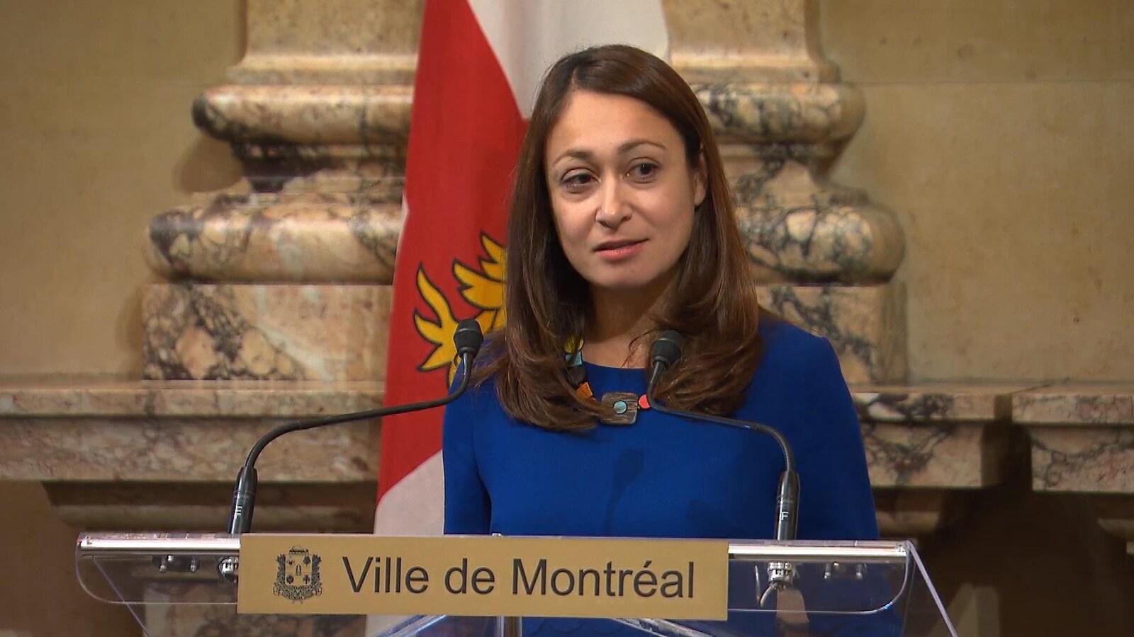 Sherazad Adib au micro à l'hôtel de ville de Montréal.