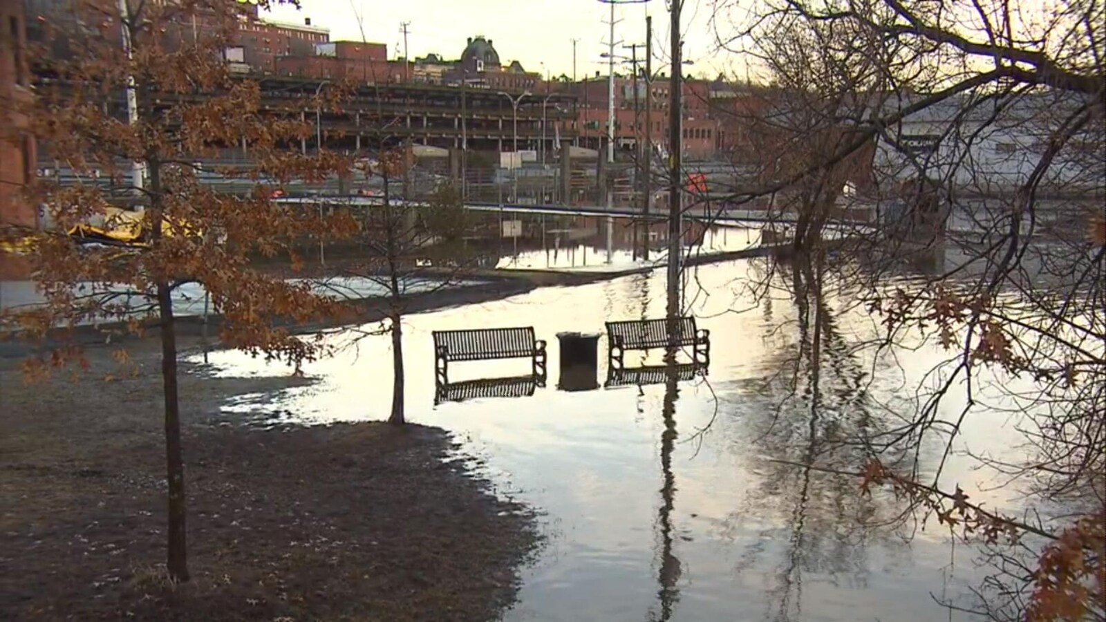 Des bancs avec de l'eau