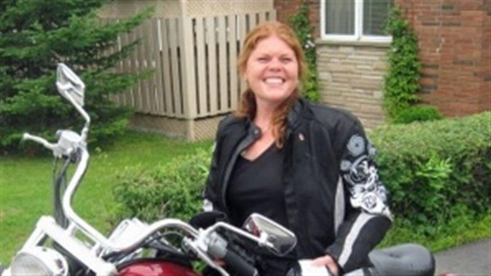 Sheri-Lynn McEwan sur sa motocyclette