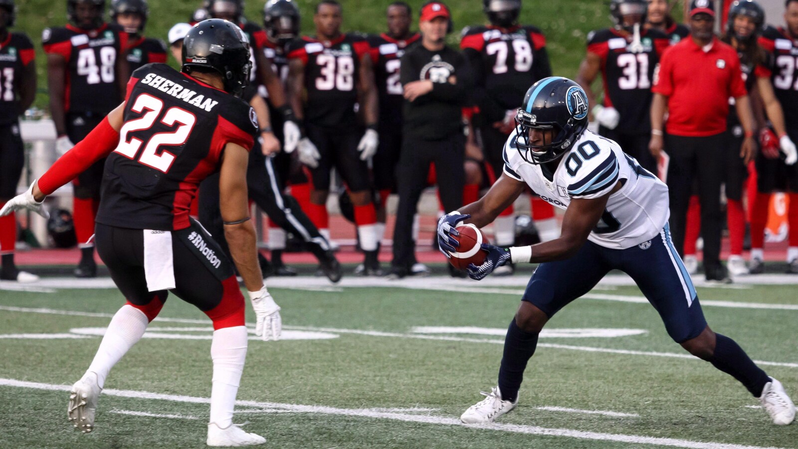 L'ancien joueur du Rouge et Noir d'Ottawa Teague Sherman joue sur le terrain.