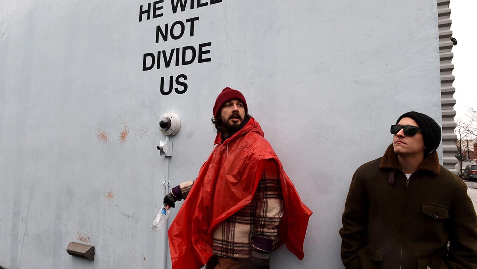 Shia LaBeouf devant l'installation « He Will Not Divide Us » au Museum of the Moving Image à Queens, New York