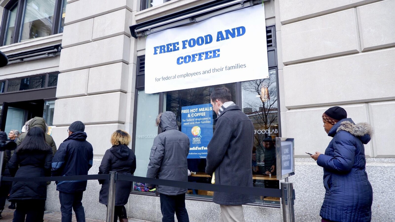 Des employés fédéraux attendent de recevoir un repas gratuit, au centre-ville de Washington.