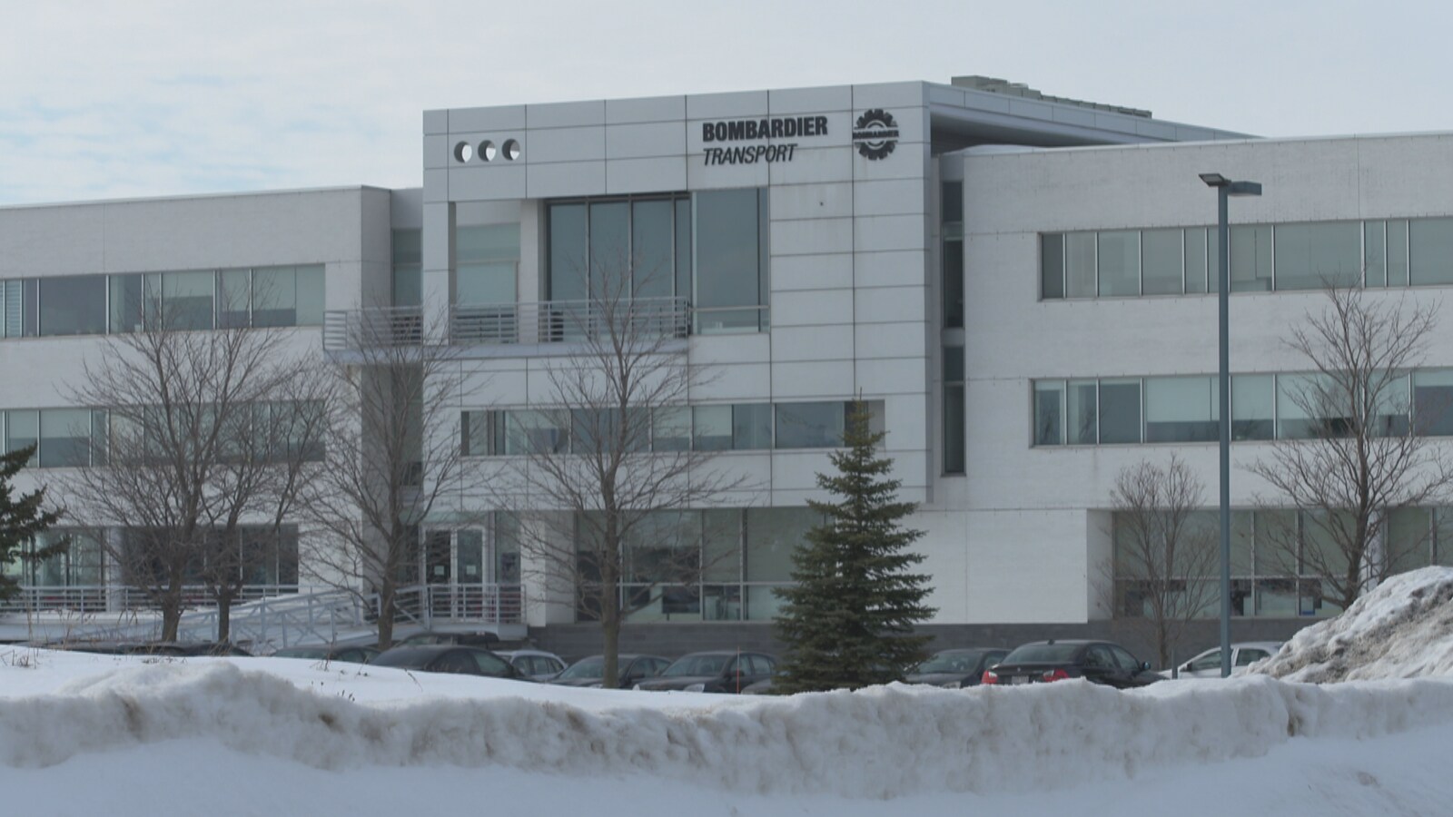 Le bâtiment de l'extérieur en hiver