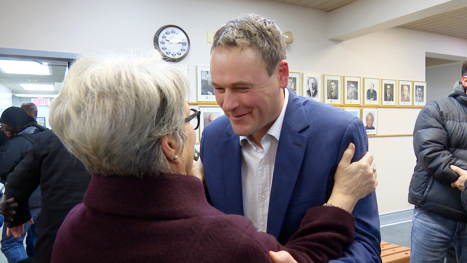 Le maire gagnant Simon Deschênes salue une dame.