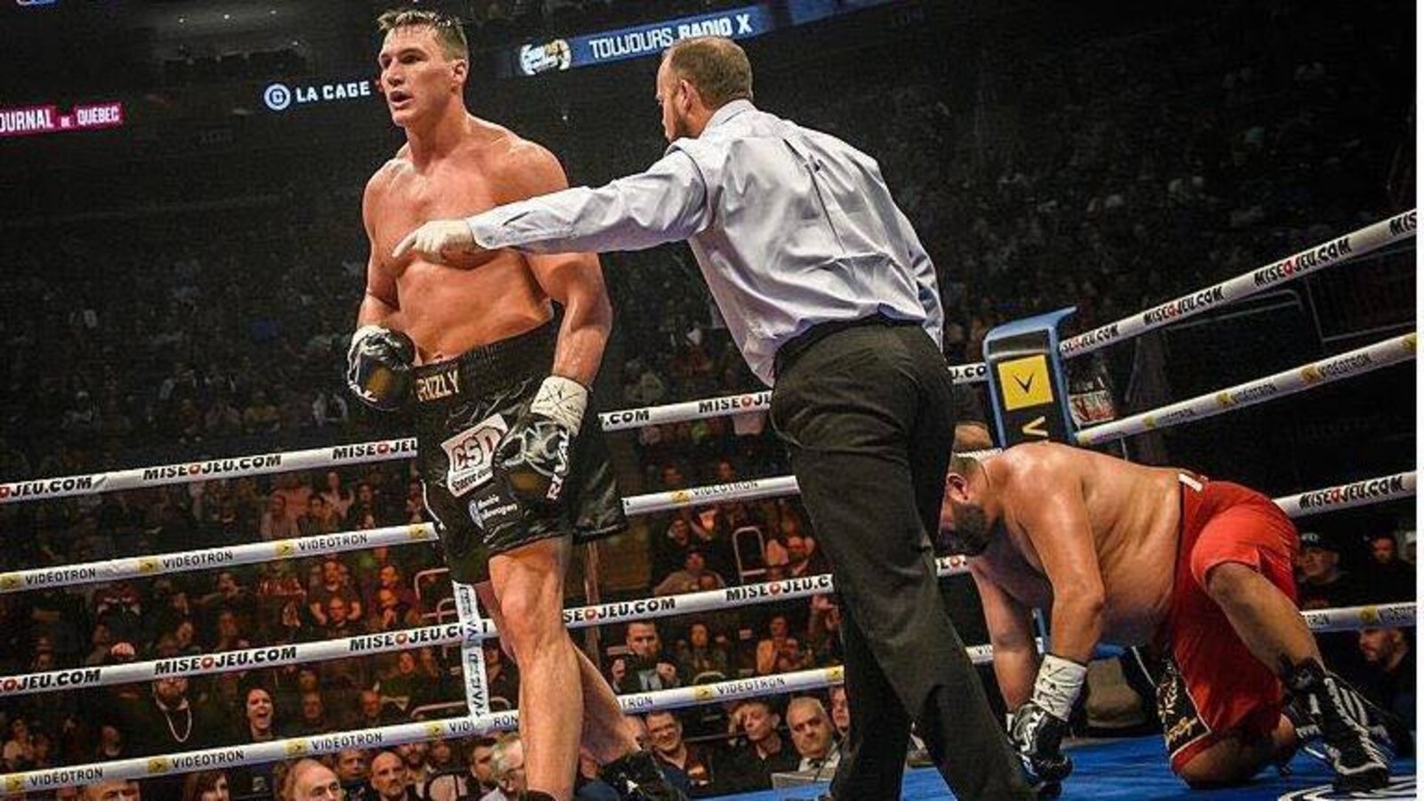 L'arbitre renvoie Simon Kean dans son coin du ring après un coup porté à son adversaire, le Mexicain Ignacio Esparza.