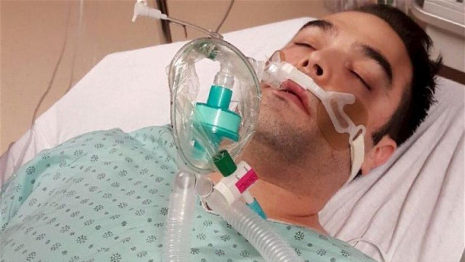 Simon-Pierre Canuel a été hospitalisé à Sherbrooke après avoir mangé du tartare de saumon. On le voit ici dans un lit d'hôpital.