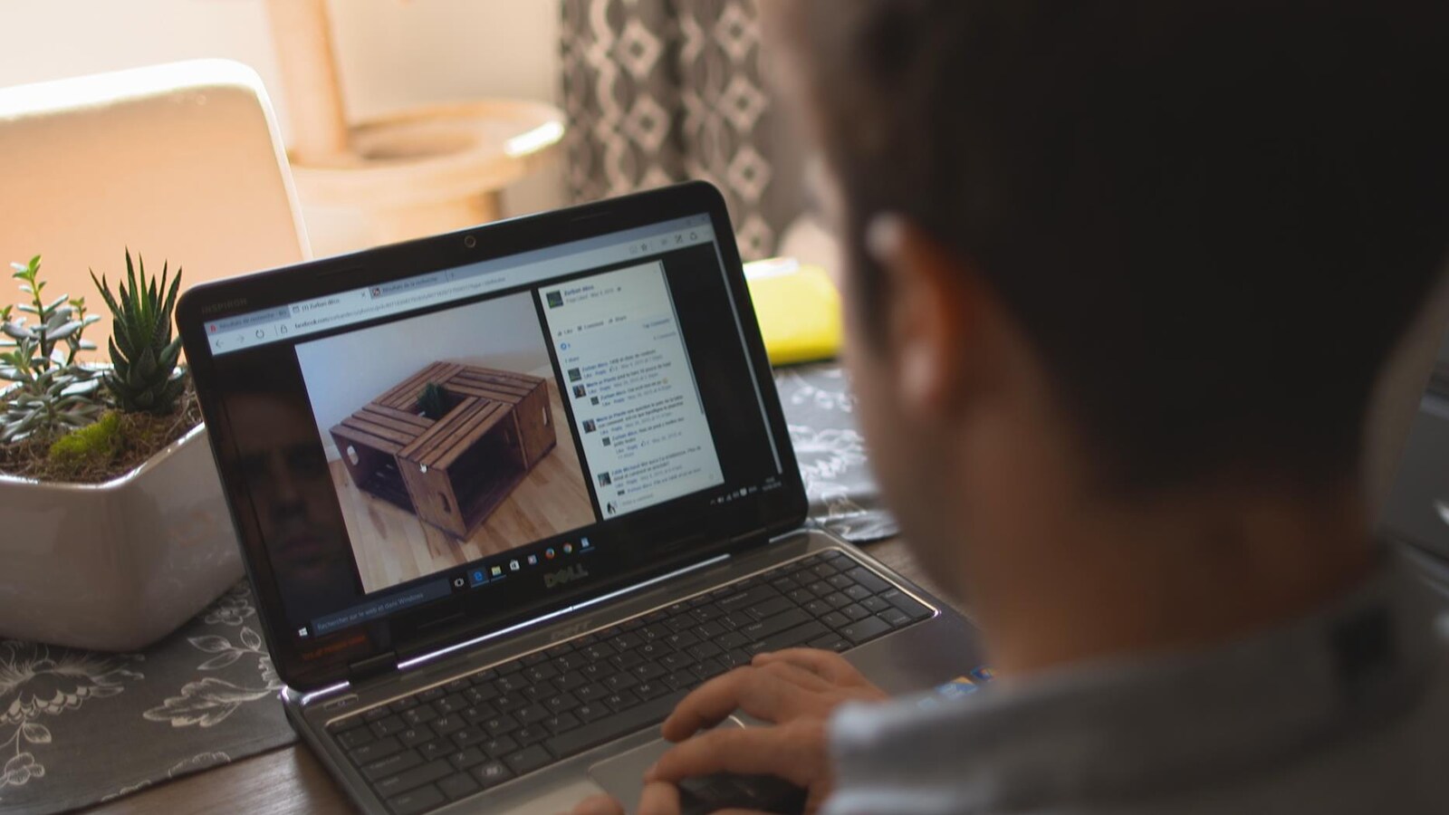 Simon Rioux montre la table qu'il a commandée sur Facebook.