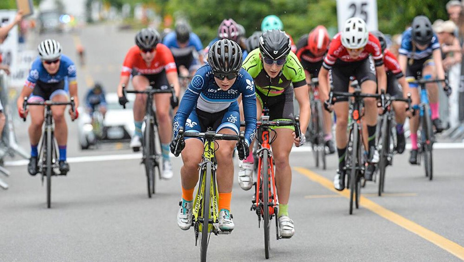 Simone Boilard (en bleue au centre) lors d'une course