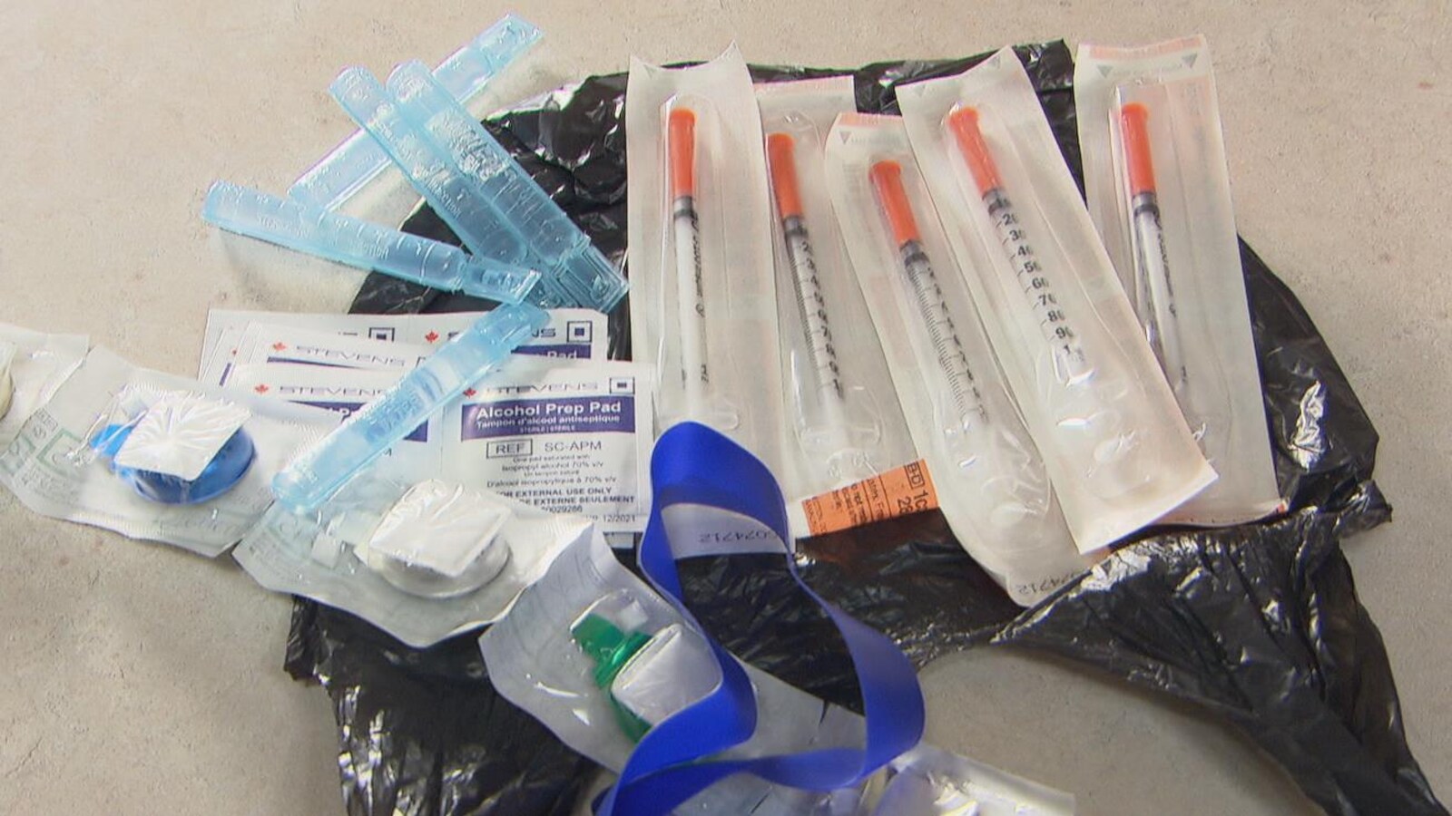Des seringues et d'autre matériel pour des injections sécuritaires