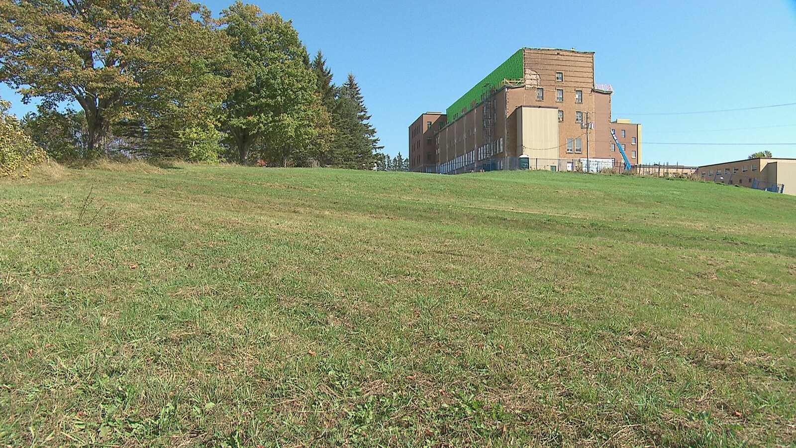 Le site, derrière l'Institut de Memramcook, où devrait avoir lieu une course de patinage extrême en février prochain.