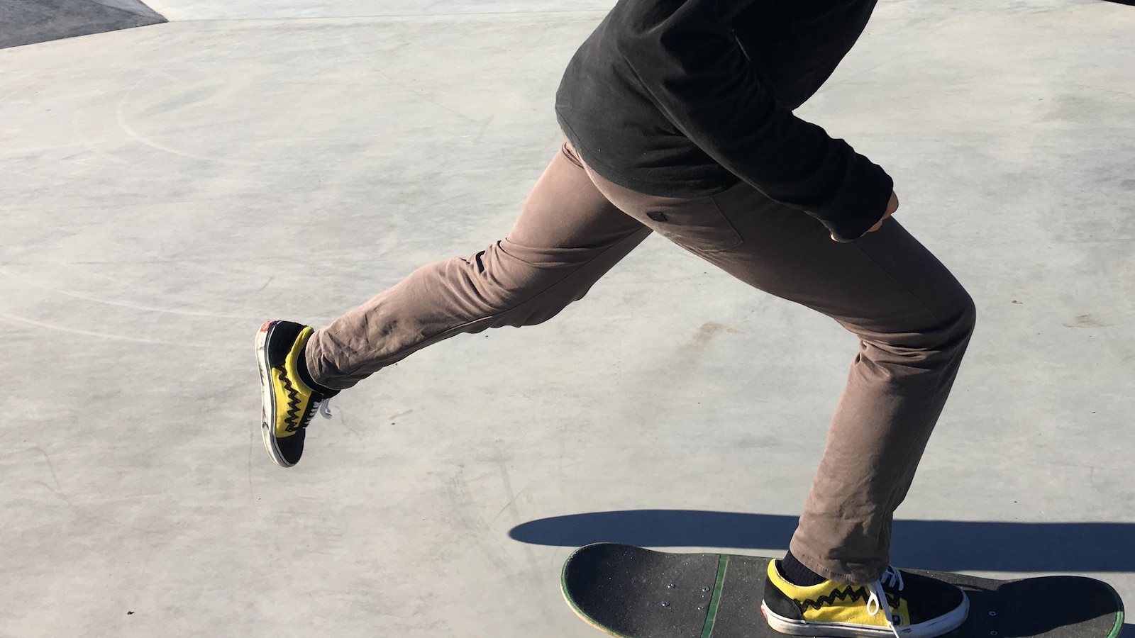 Un jeune roule sur sa planche à roulettes.