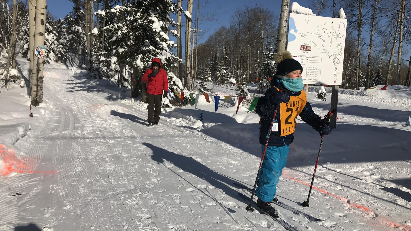 Une jeune skieur