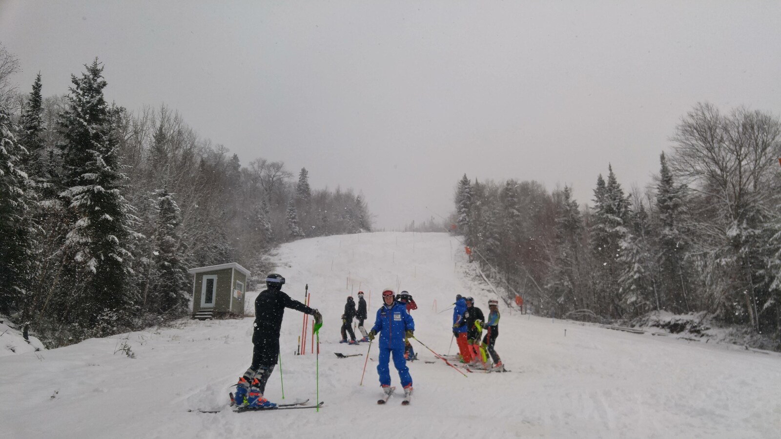 Les skieurs dans les pentes