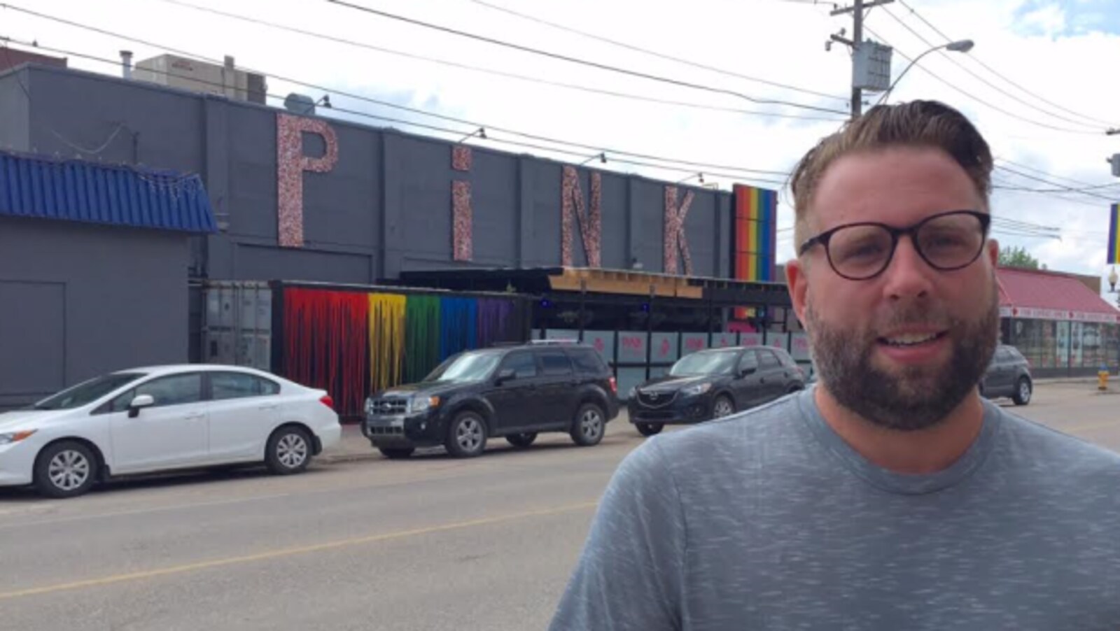 Skipp Anderson devant sa boîte de nuit à Saskatoon.