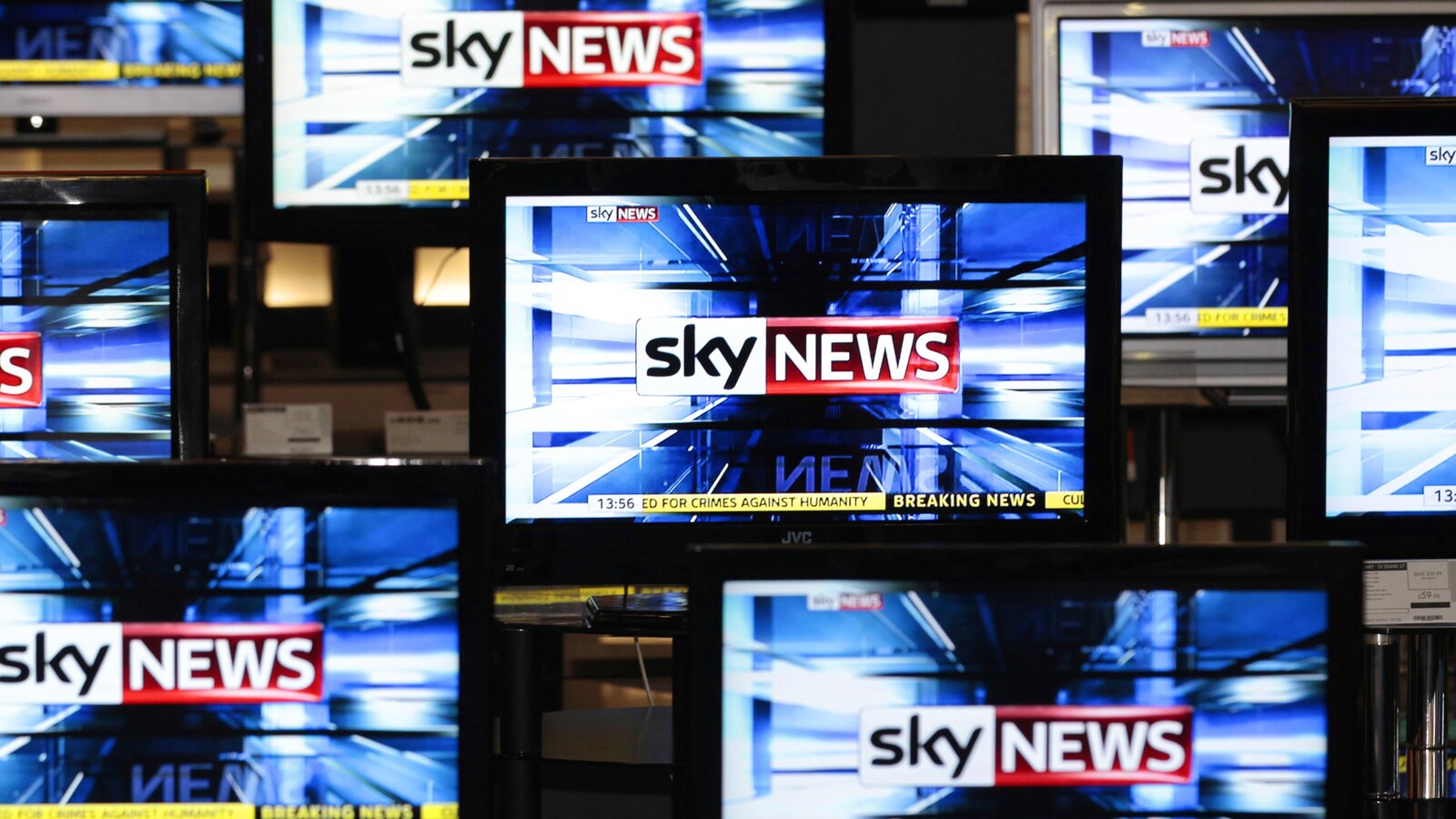 Des téléviseurs affichant les couleurs de Sky News.