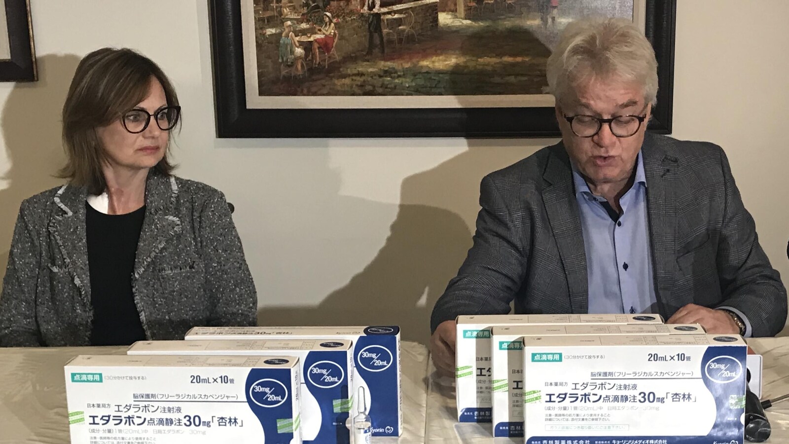 Lisette Joyal et Mario Goupil derrière des boites contenant de l'édaravone.