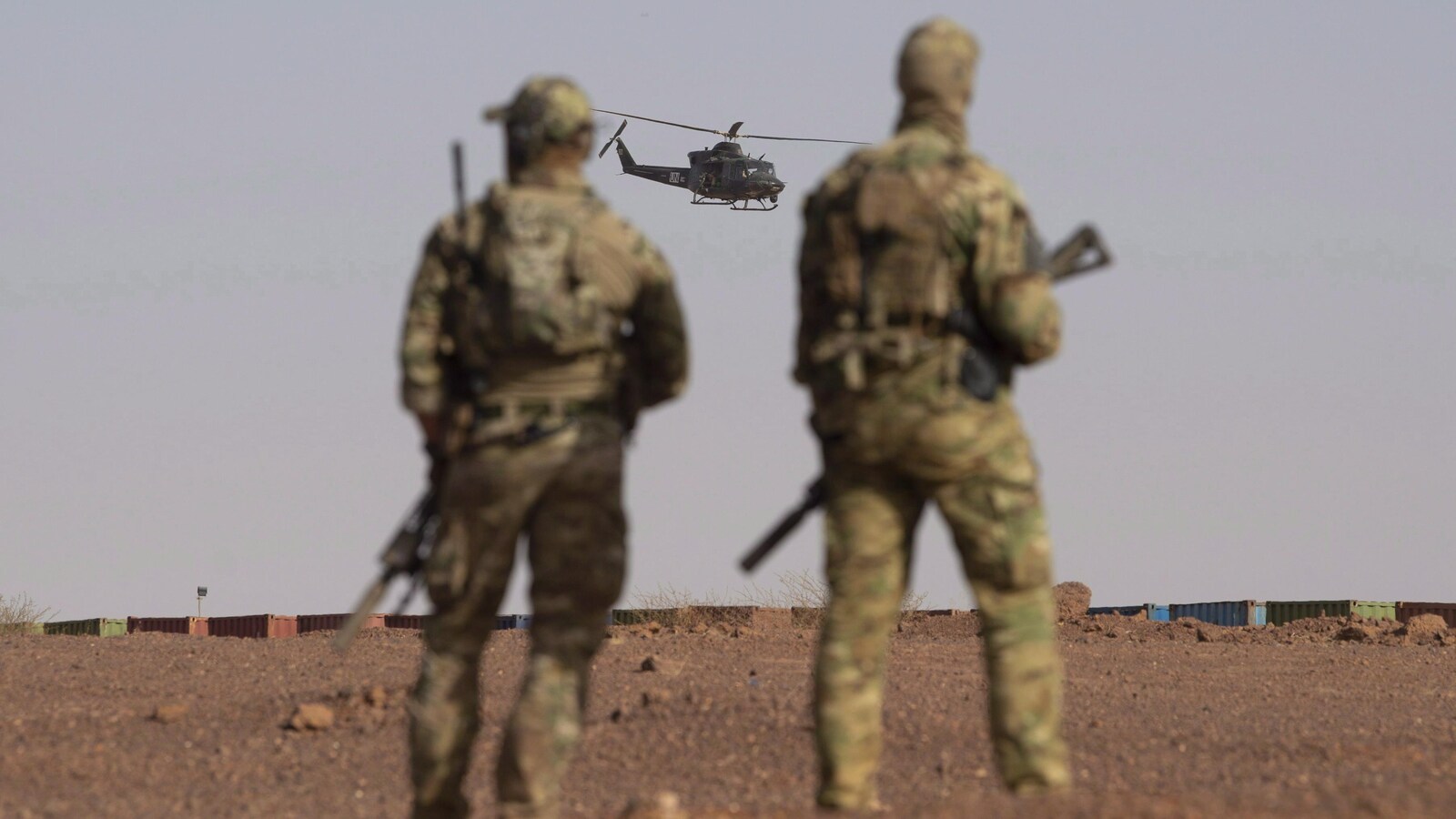 Des soldats patrouillent.