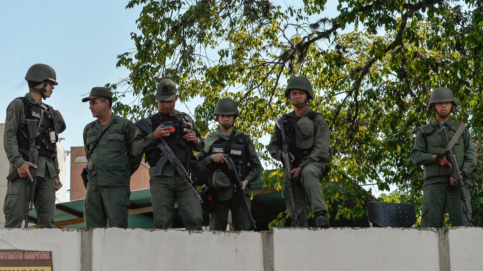 Des soldats debout sur un mur surveillent les environs.