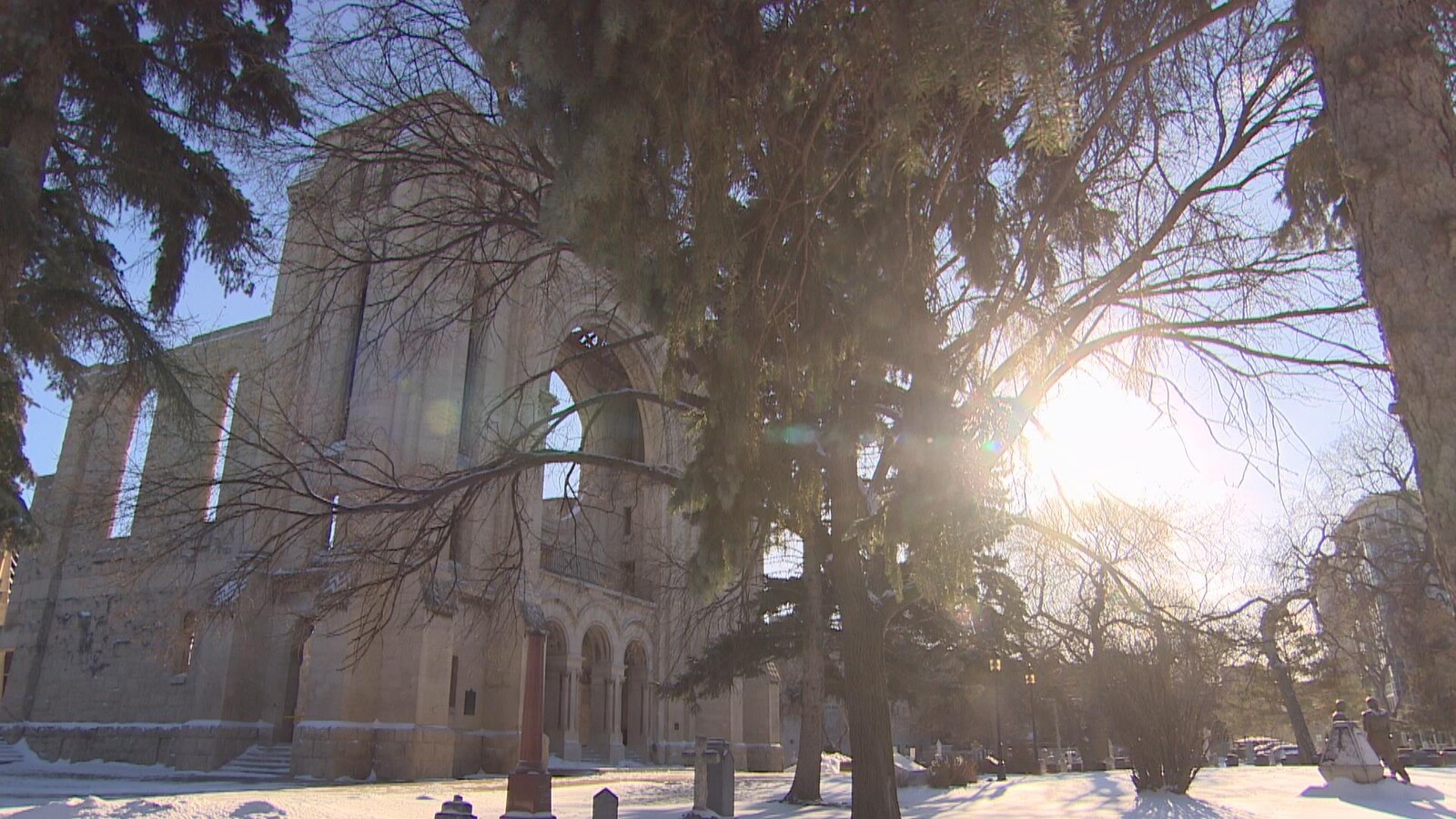 La cathédrale de Saint-Boniface et le soleil