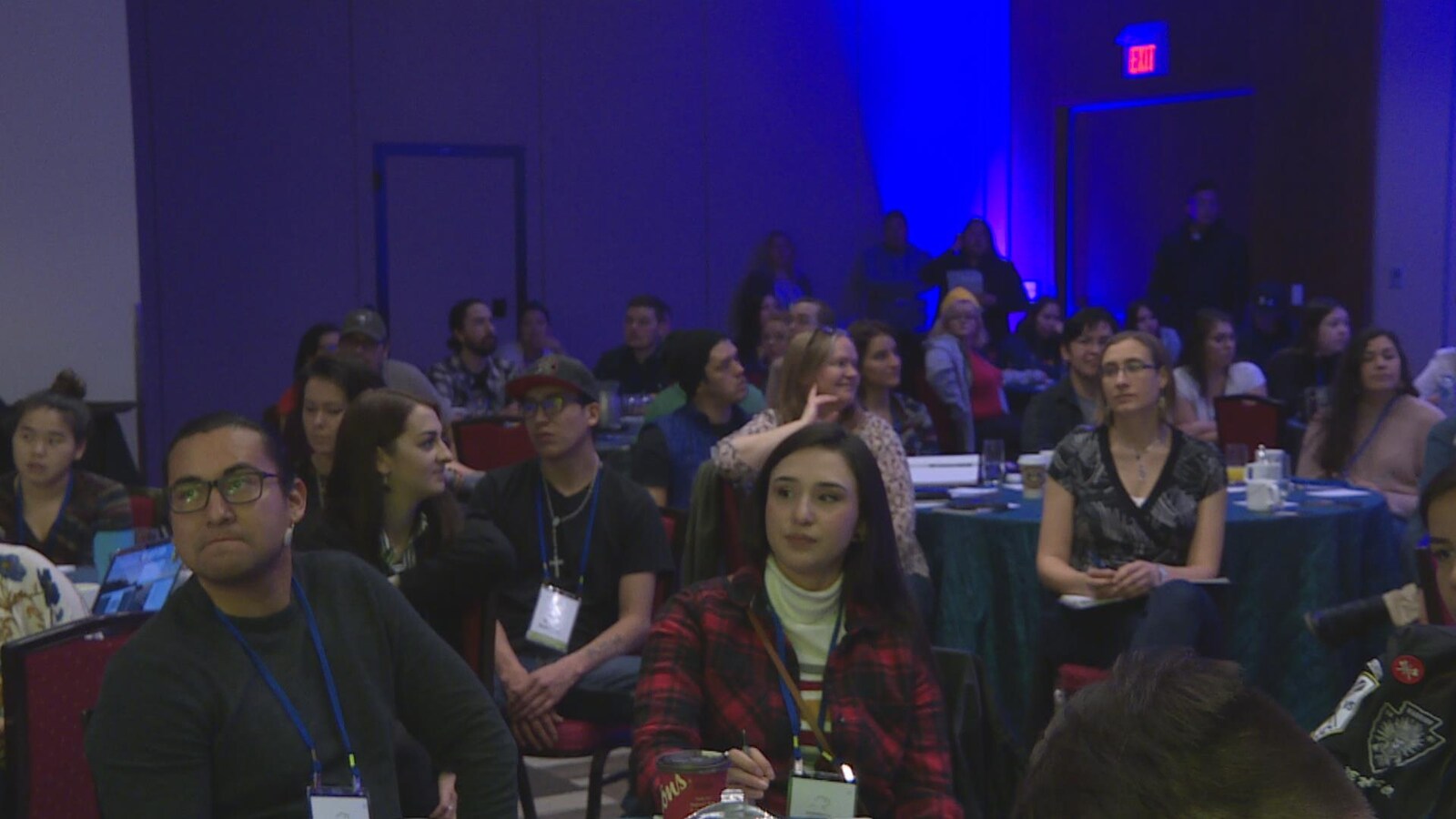 De jeunes Autochtones assistent à une conférence dans un hôtel de Calgary.