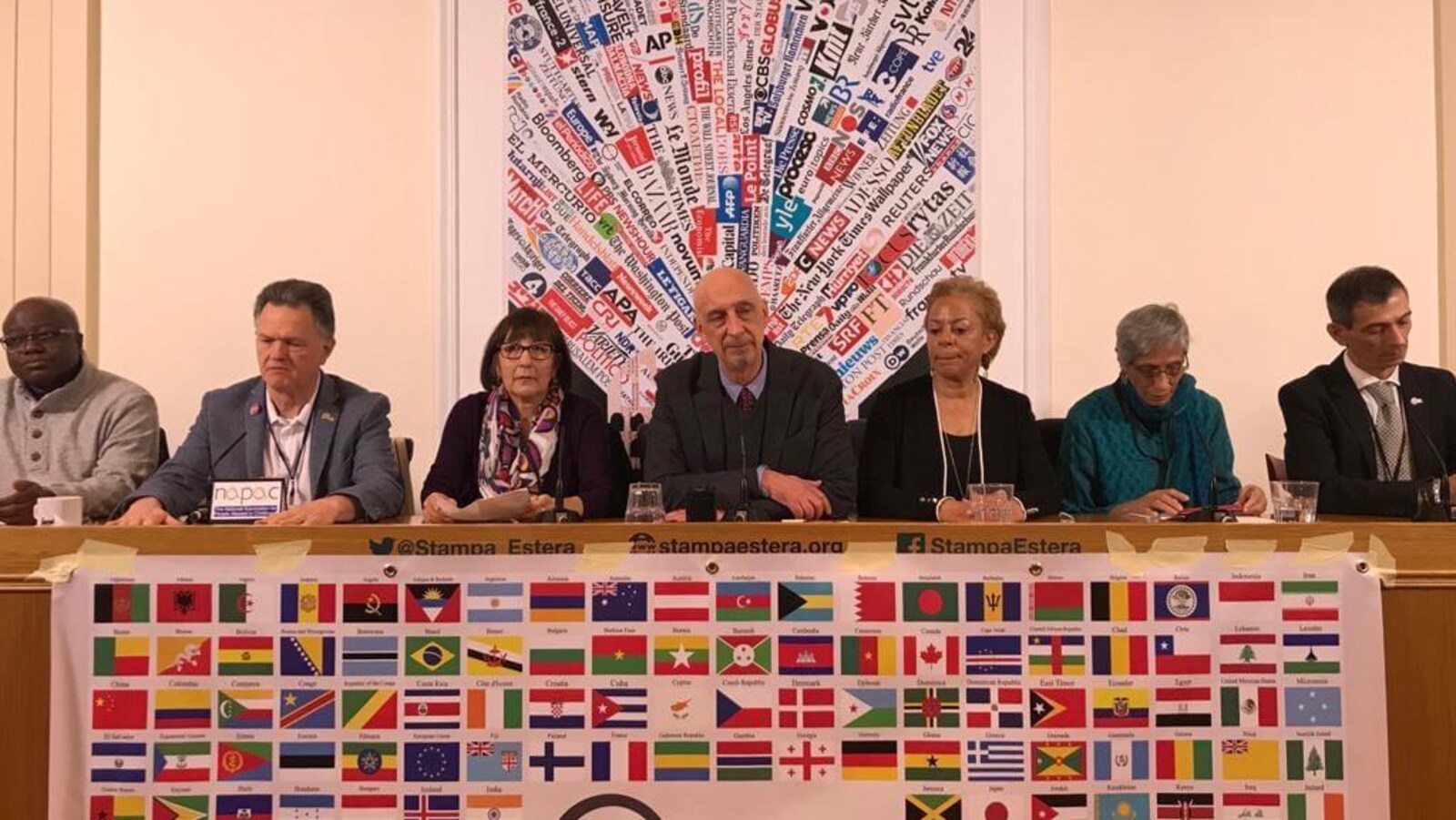 Sept personnes sont assises à une table.