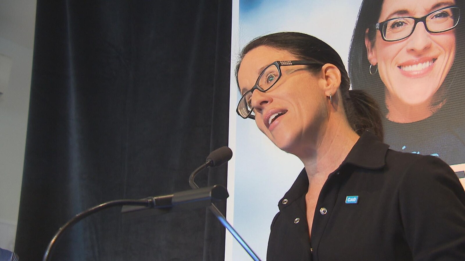Sonia LeBel au micro.