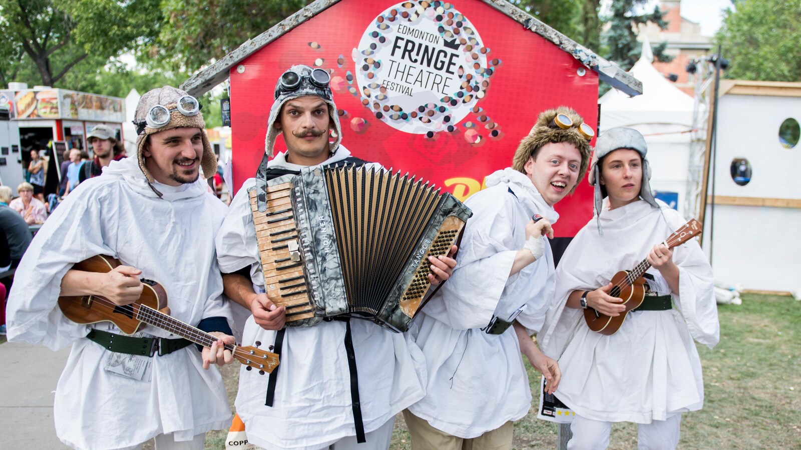 Artistes devant l'affiche du festival
