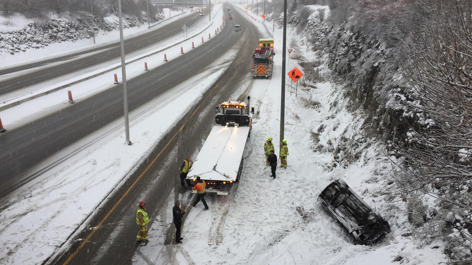Plusieurs sorties sont signalées à Québec. Cette voiture a notamment fait des tonneaux à l'entrée de l'autoroute Félix-Leclerc, à la hauteur de l'Avenue Royale.