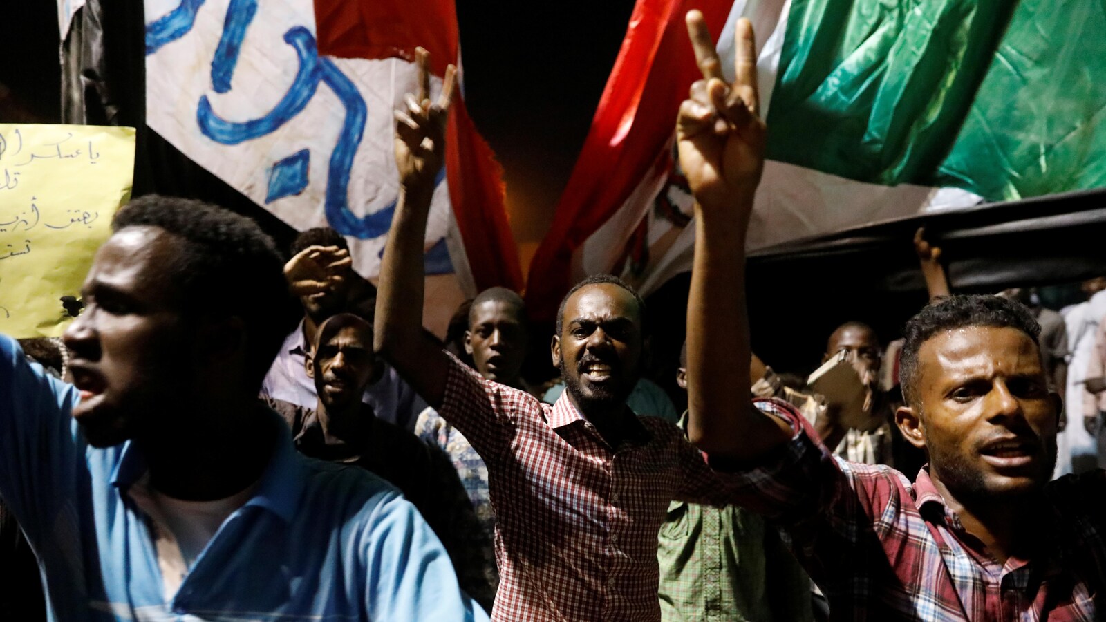 Des protestataires devant le ministère de la Défense à Khartoum.