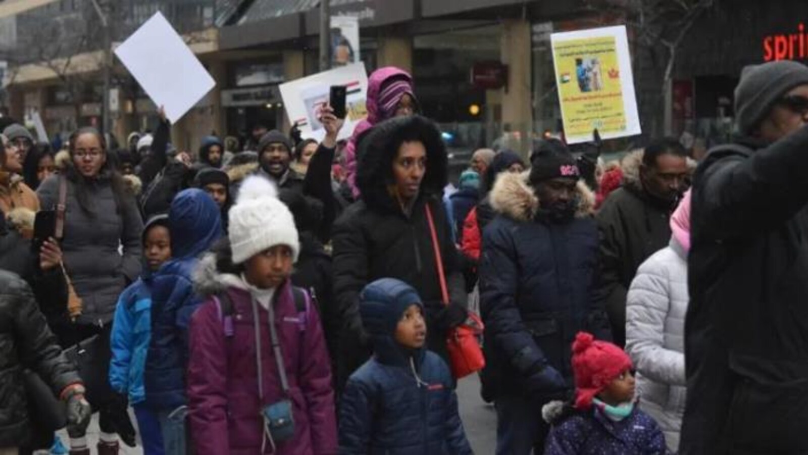 Des centaines de Canadiens d'origine soudanaise se sont réunis à la place Yonge-Dundas mardi pour soutenir les manifestants anti-gouvernementaux au Soudan.