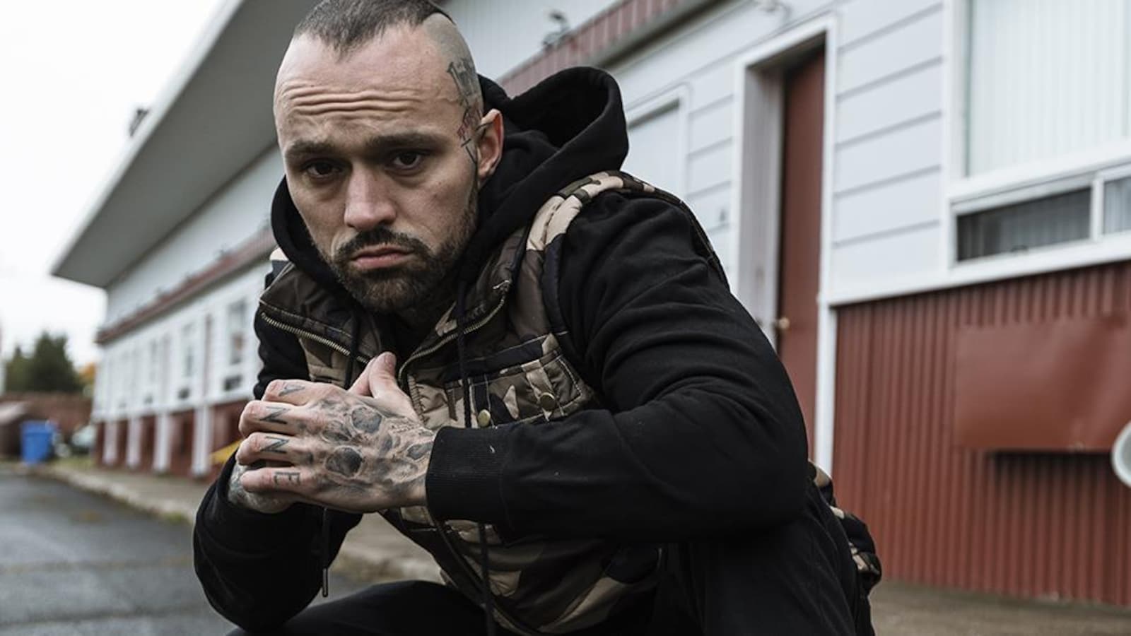 Un homme avec des tatouages