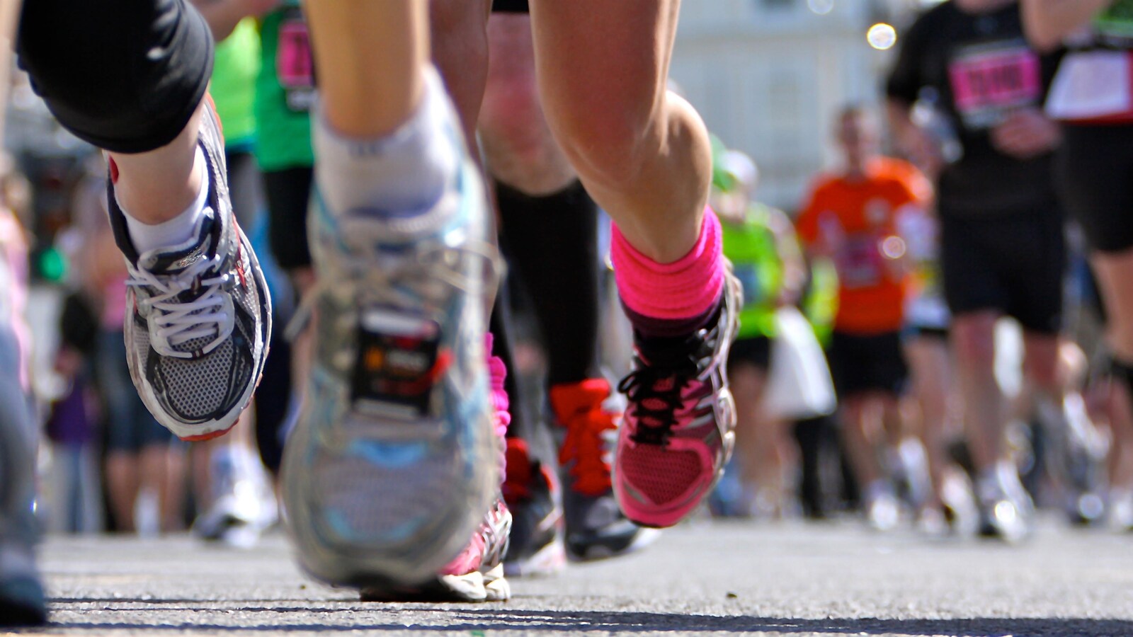 Photo générique, des souliers de coureurs et des coureurs en arrière-plan