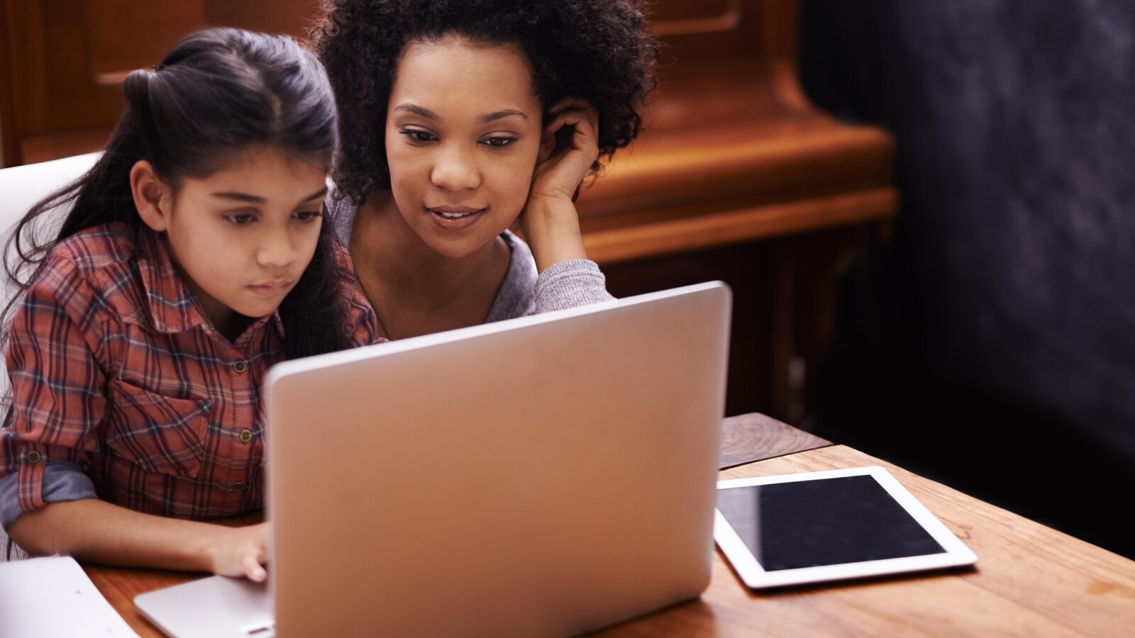 Une mère fait des devoirs avec sa fille.