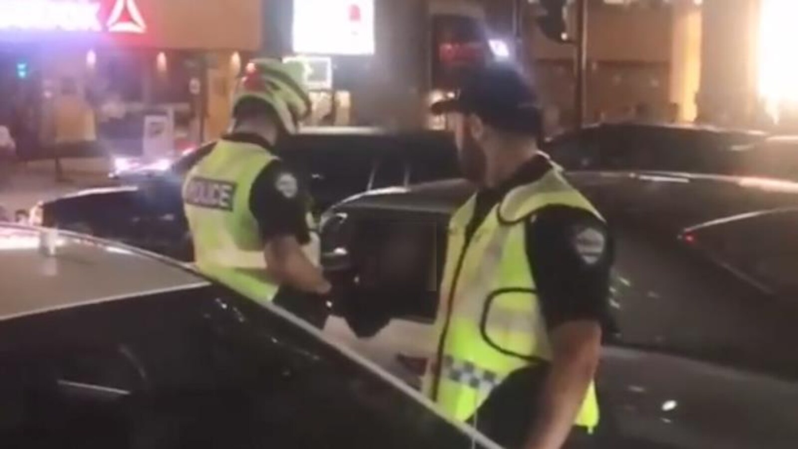 Deux policiers et un automobiliste