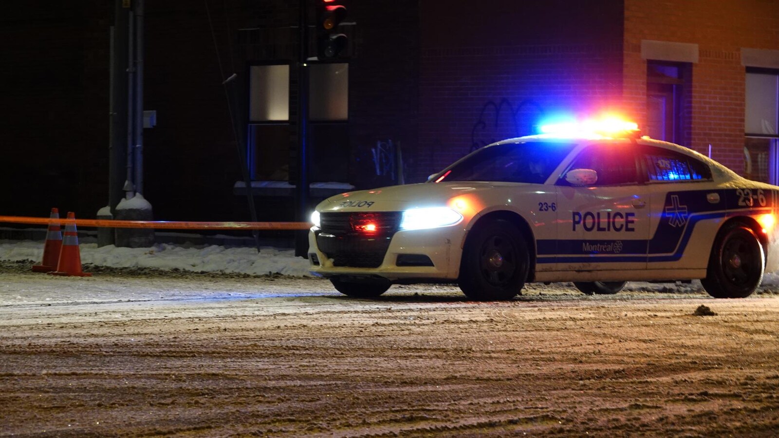 Une auto-patrouille se trouve à côté d'une scène de crime dans le quartier Hochelaga-Maisonneuve.