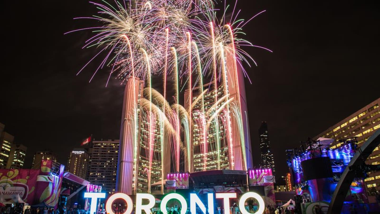 Feux d'artifice devant l'hôtel de ville de Toronto