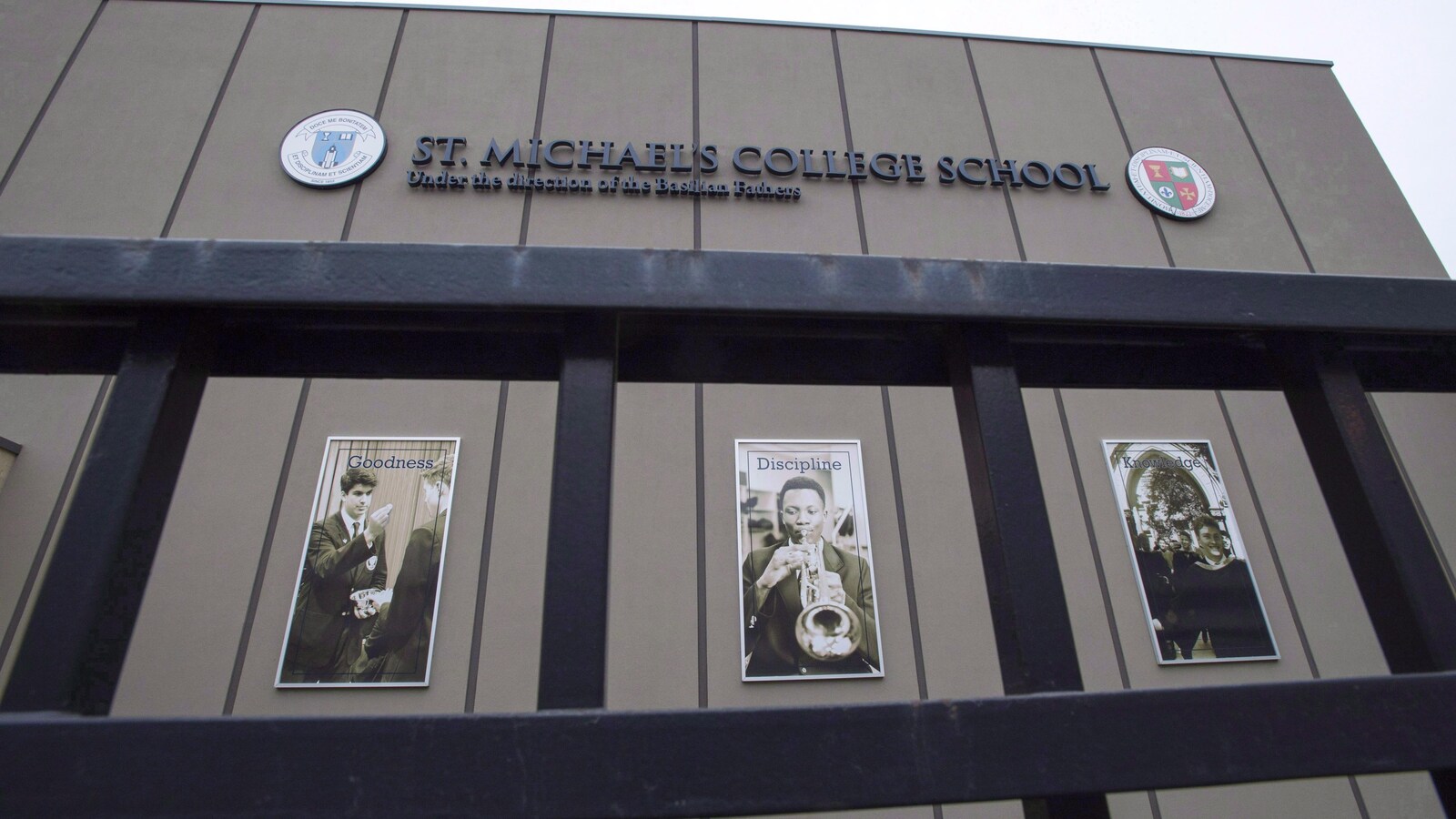 Un mur du Collège St. Michael's avec le nom de l'institution.