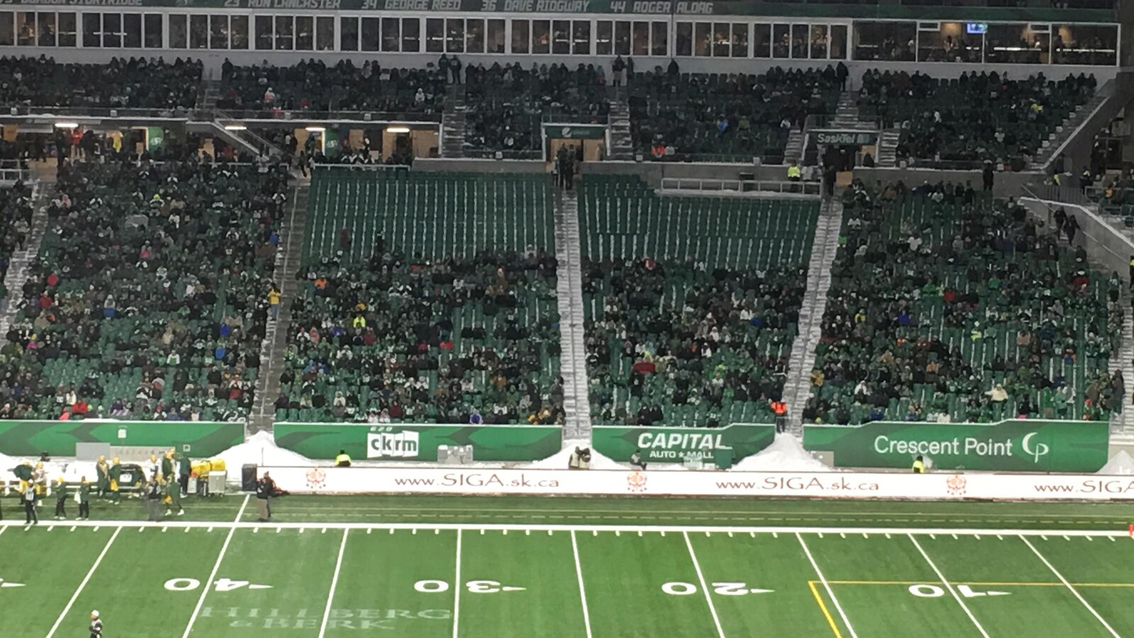Stade Mosaic avec vue d'une section des gradins vide.
