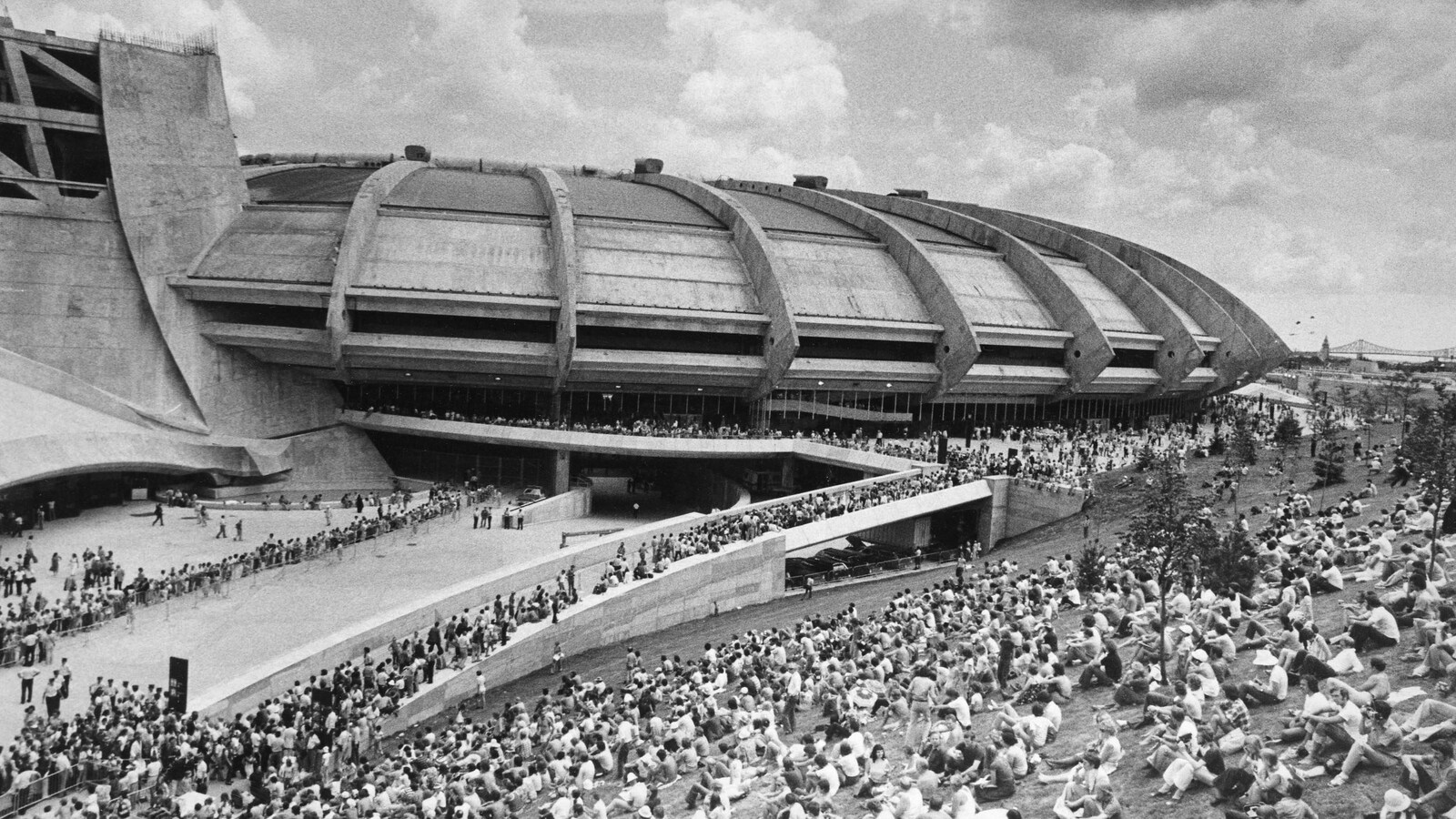 Une foule à l'extérieur du stade olympique de Montréal, le 17 juillet 1976, jour d'ouverture des Jeux.