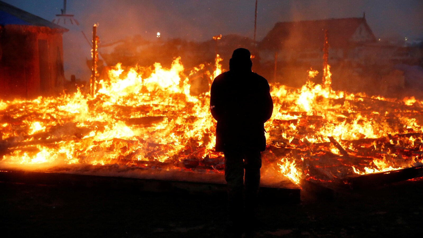 Des protestataires ont mis le feu à certaines structures en vue de leur départ.