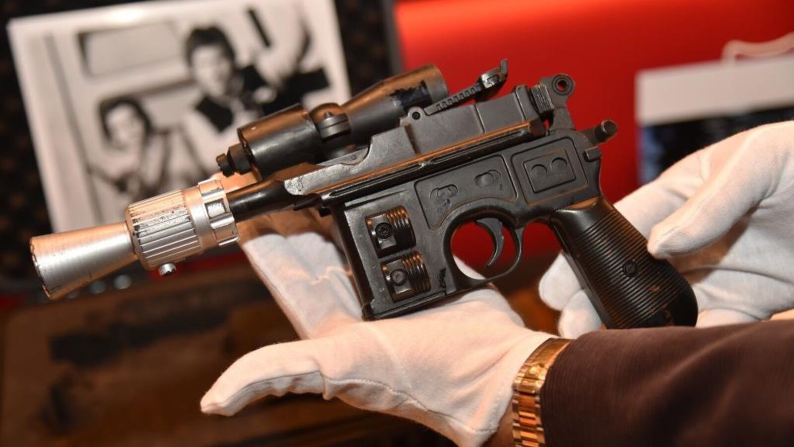 Fait essentiellement de bois, le faux-pistolet noir et argenté mesure une quarantaine de centimètres.