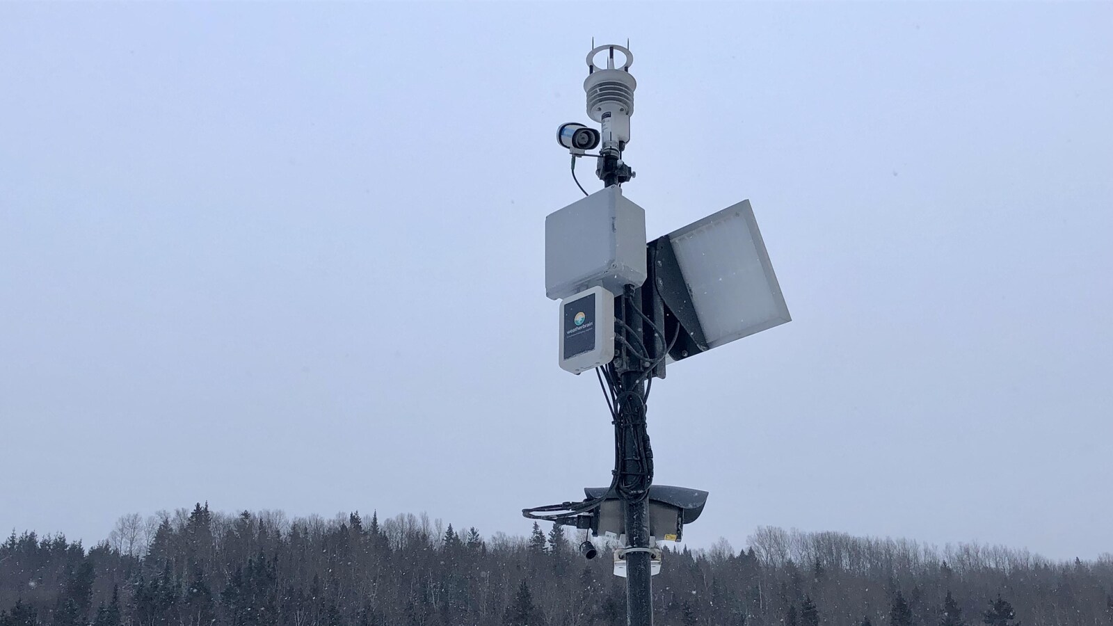 Station météorologique installée sur le bord de la 132 à la limite des municipalités de Saint-Fabien et de Saint-Simon