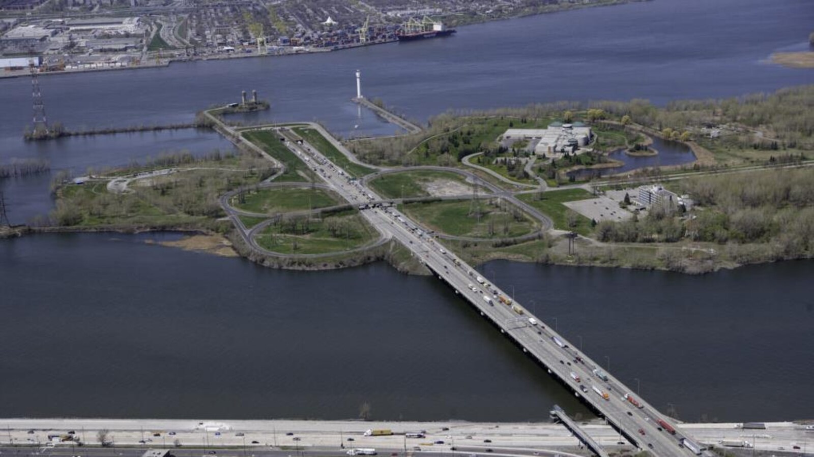 La station de pompage Lafrance est située sur l'île Charron, près du pont tunnel Louis-Hippolyte-Lafontaine