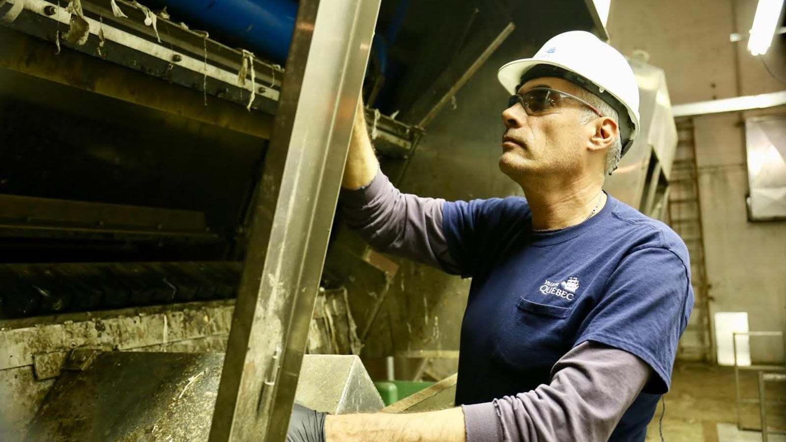 Le technicien en mécanique Claude Couture travaille dans les usines de traitements des eaux usées de la Ville de Québec depuis 27 ans. Il a vu toutes sortes de choses aboutir dans les stations de pompage. 