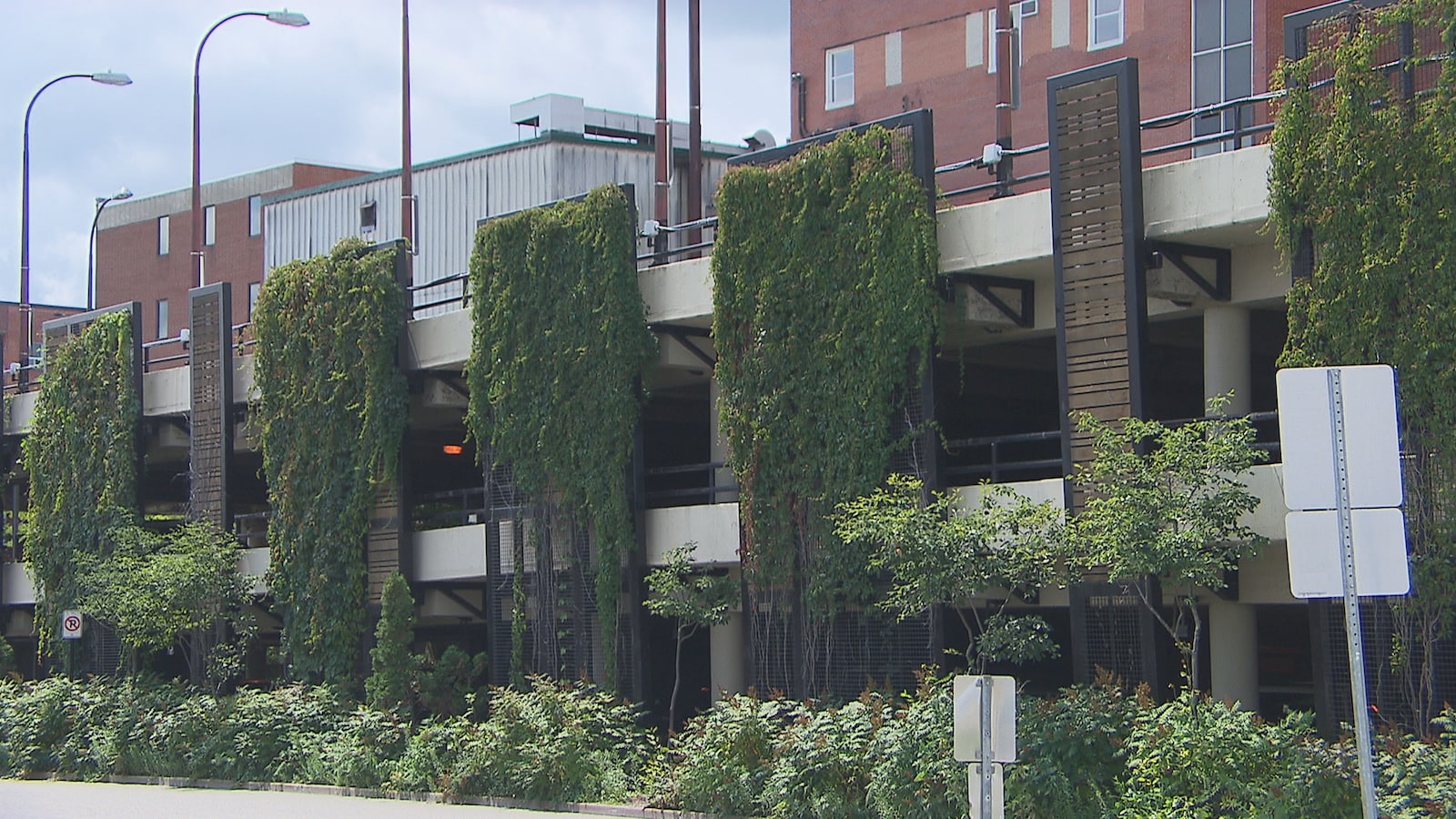 Le stationnement à étages de la rue Wellington Sud, à Sherbrooke.