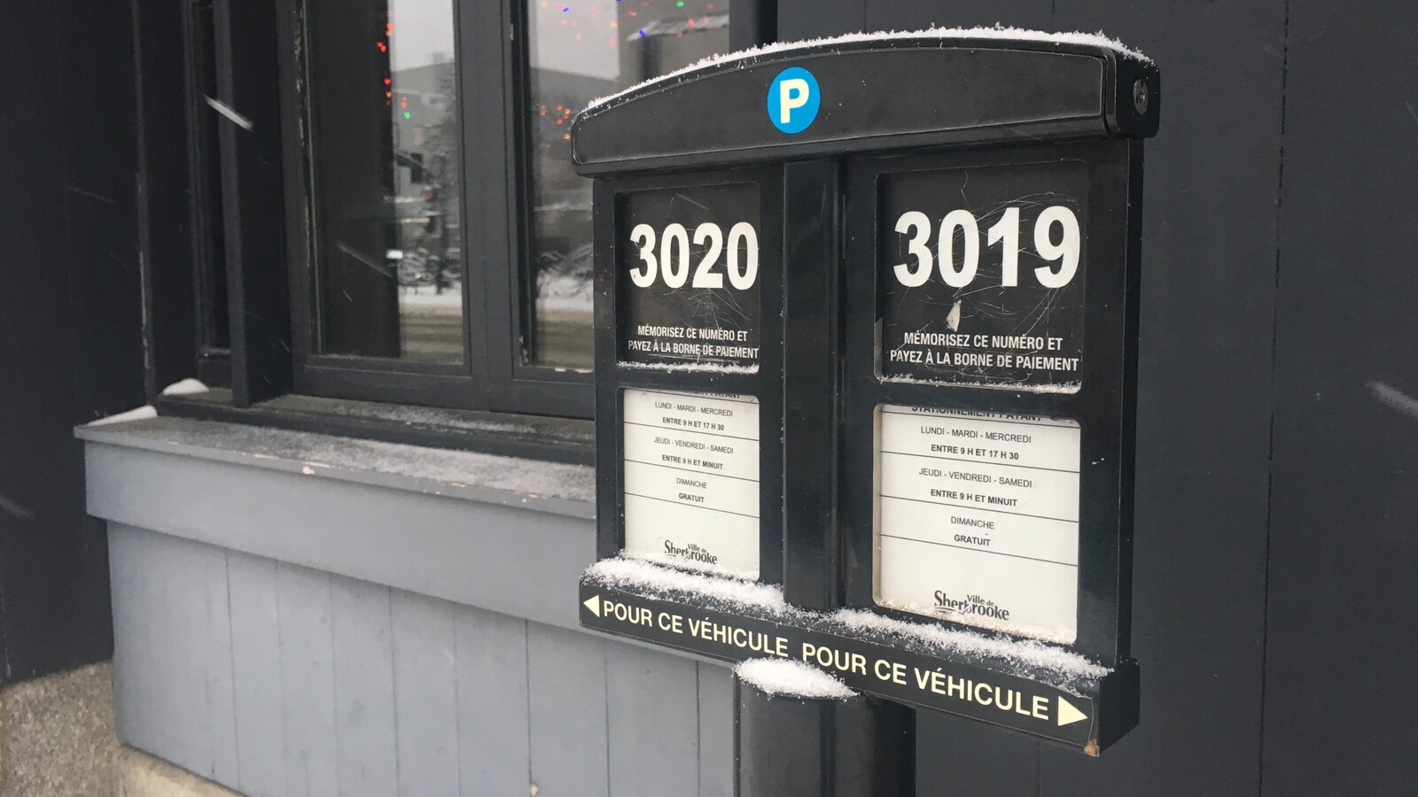 Un panonceau numéroté d'un stationnement municipal de Sherbrooke.