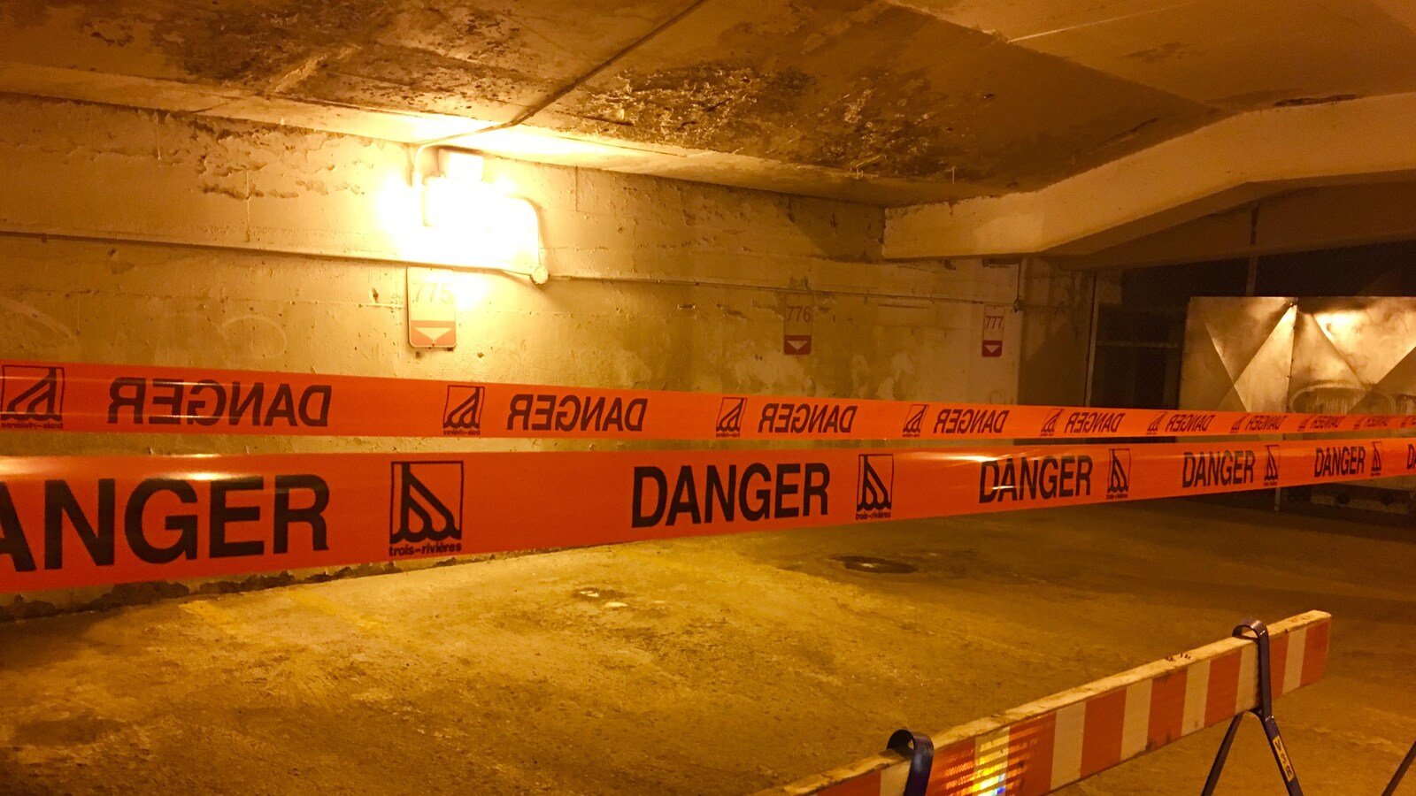Le plafond s'effrite dans le stationnement souterrain de l'hôtel de ville de Trois-Rivières.
