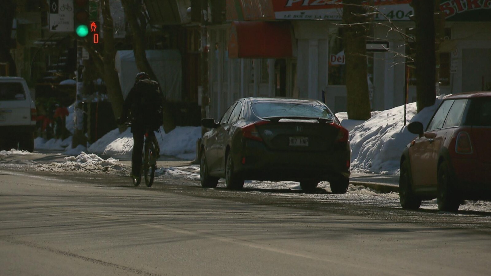 Un cycliste roule sur la 3e Avenue, à Québec.