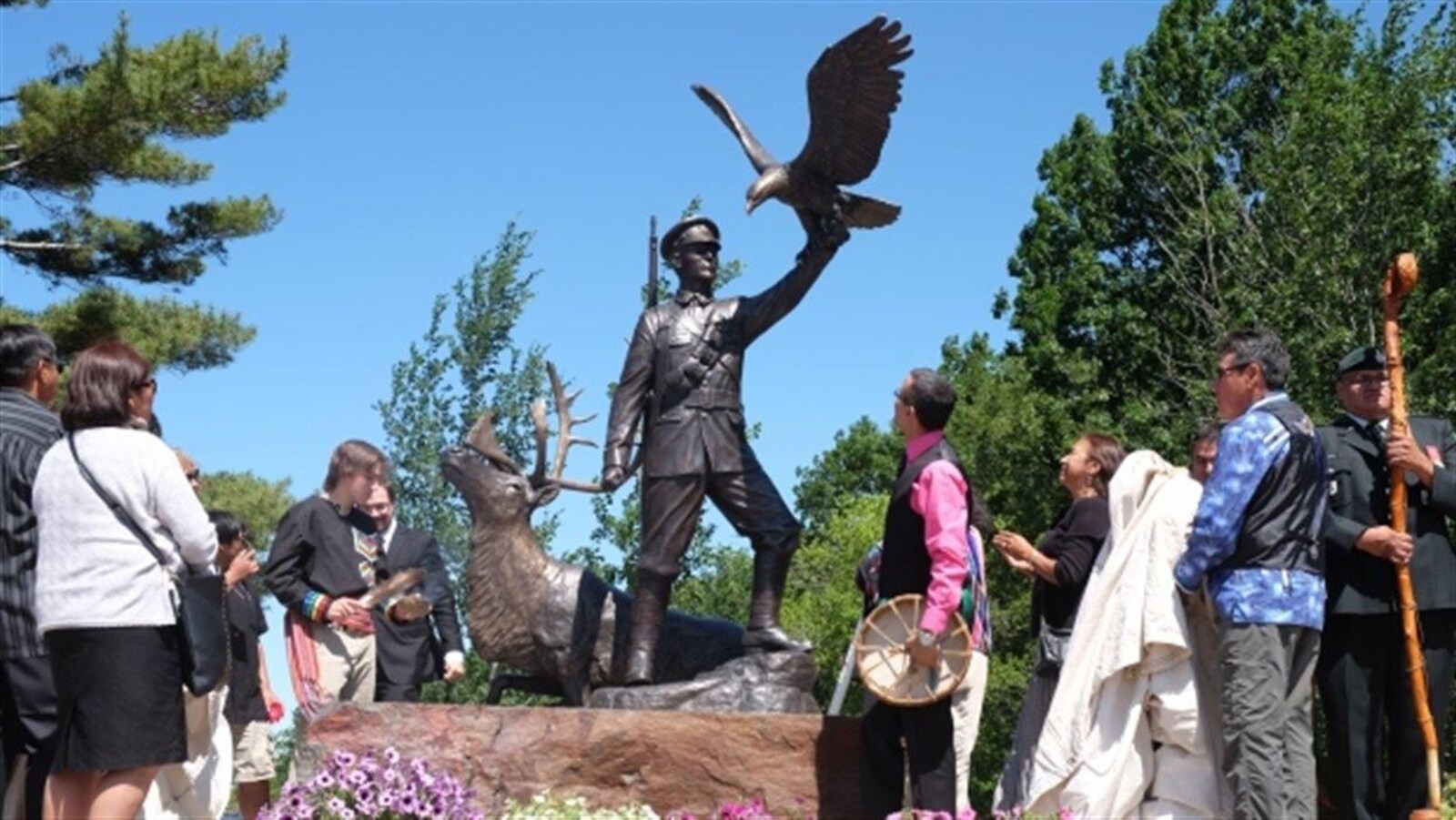 Le dévoilement de la statue du Sgt Francis Pegahmagabow, à Parry Sound, pour la Journée nationale des Autochtones en 2016.
