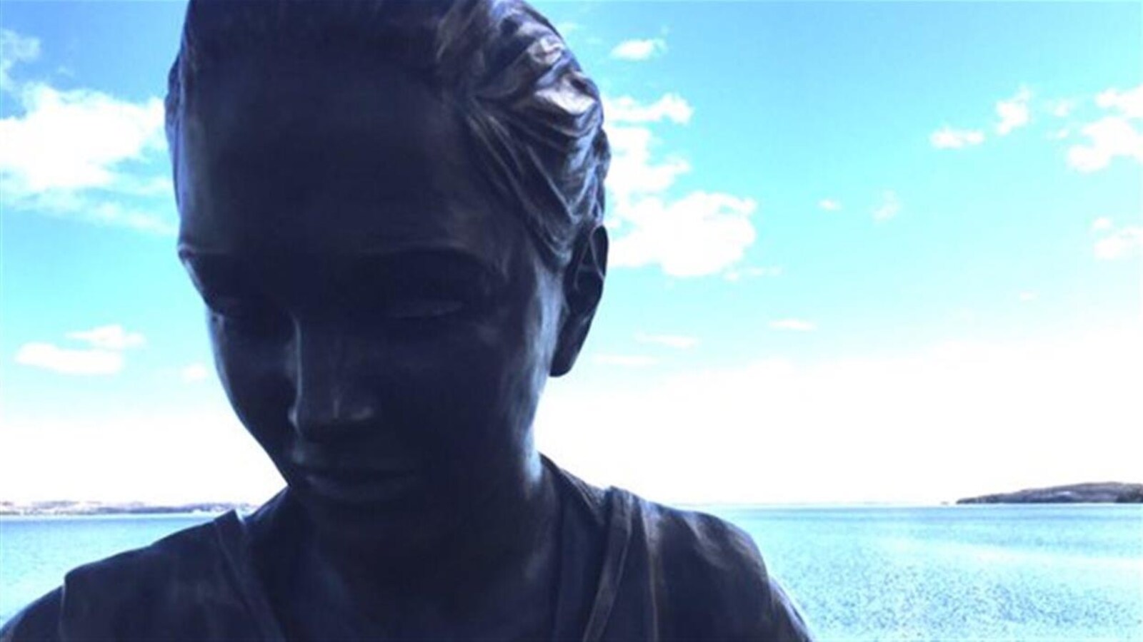 La statue de Shannen Koostachin.